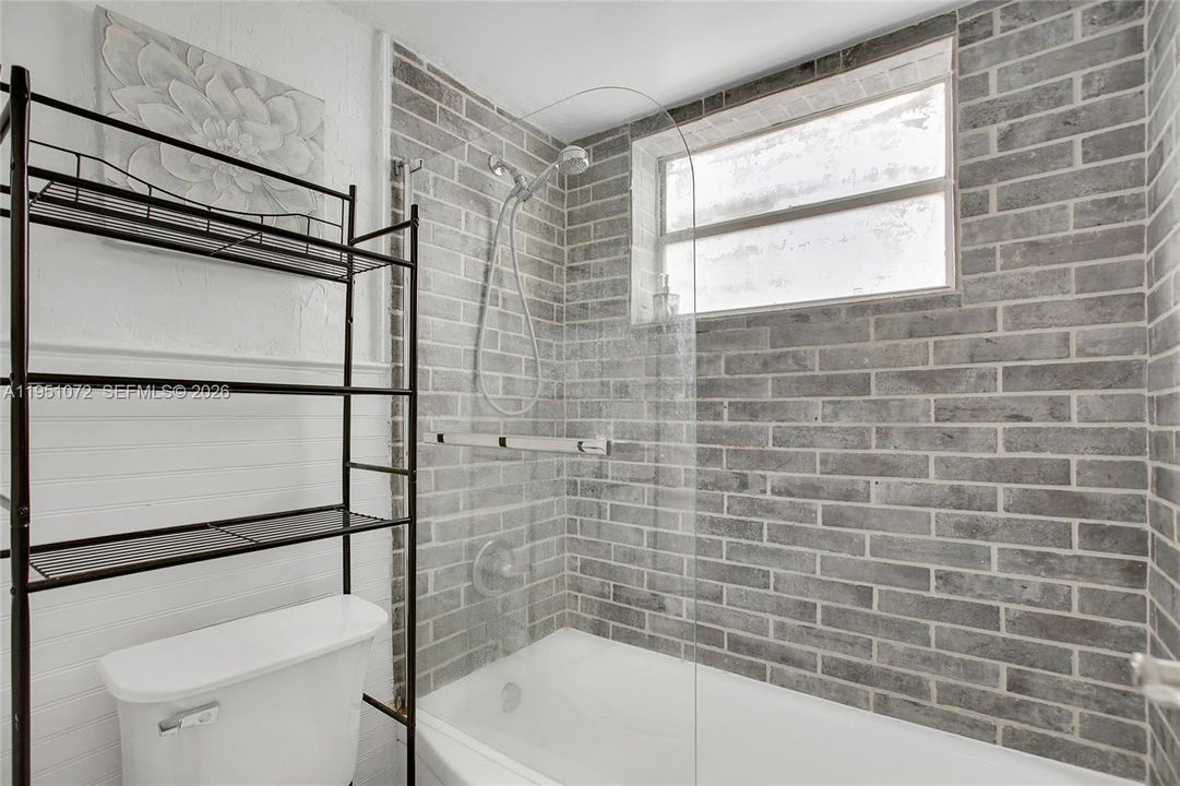 For Sale: $207,000 (1 beds, 1 baths, 588 Square Feet)