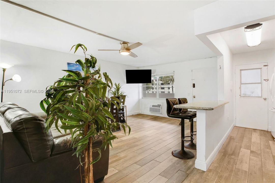 For Sale: $207,000 (1 beds, 1 baths, 588 Square Feet)