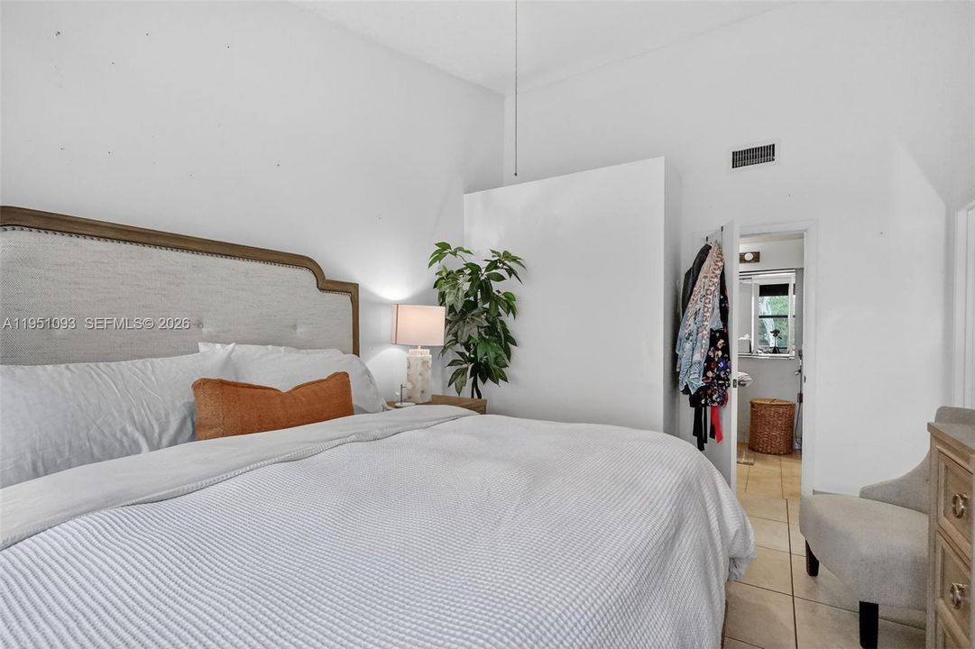 For Sale: $345,000 (2 beds, 2 baths, 1130 Square Feet)