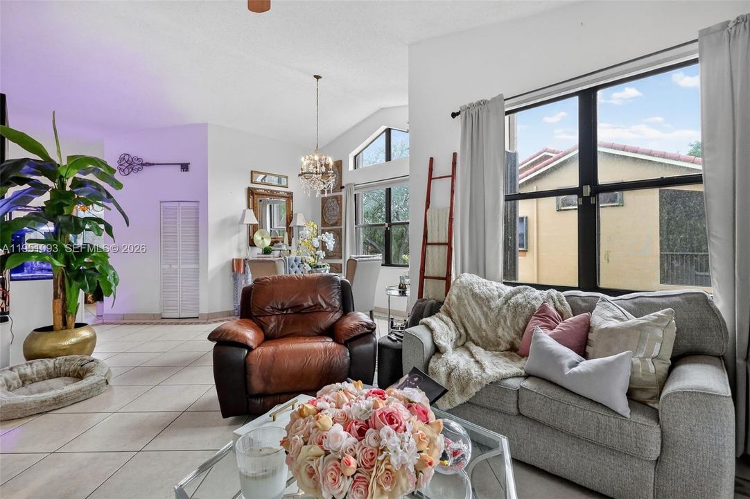 For Sale: $345,000 (2 beds, 2 baths, 1130 Square Feet)