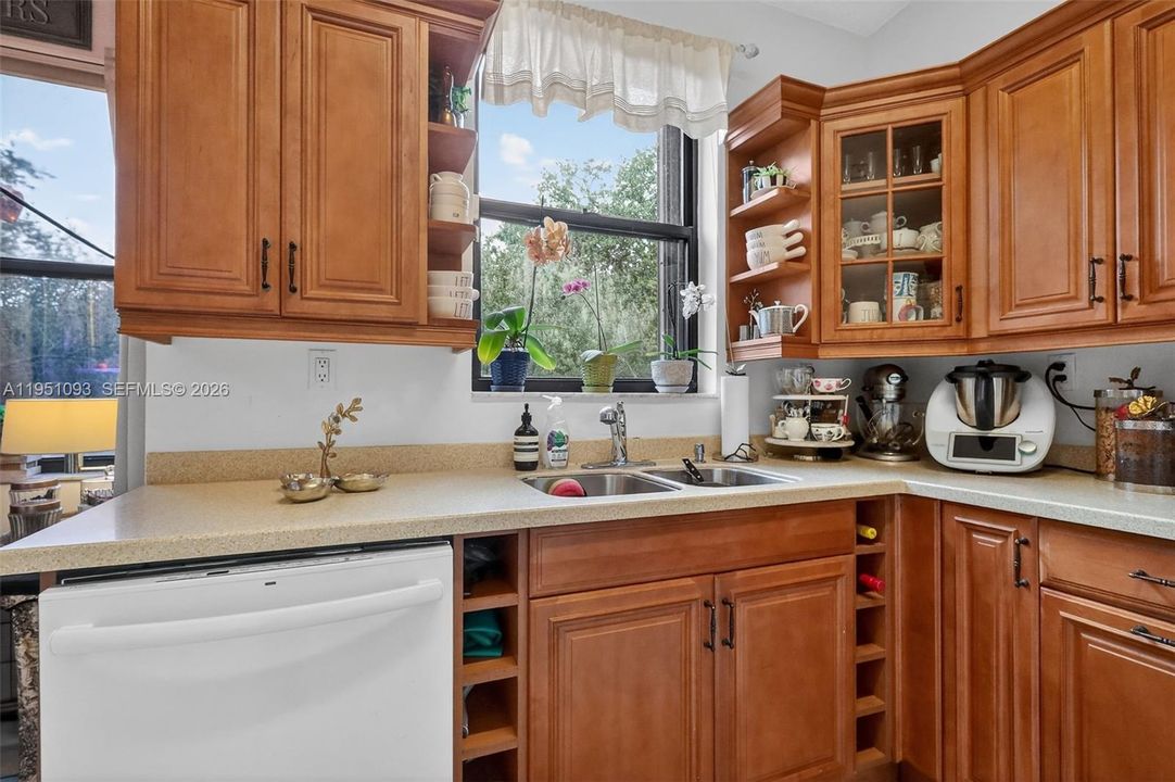 For Sale: $345,000 (2 beds, 2 baths, 1130 Square Feet)