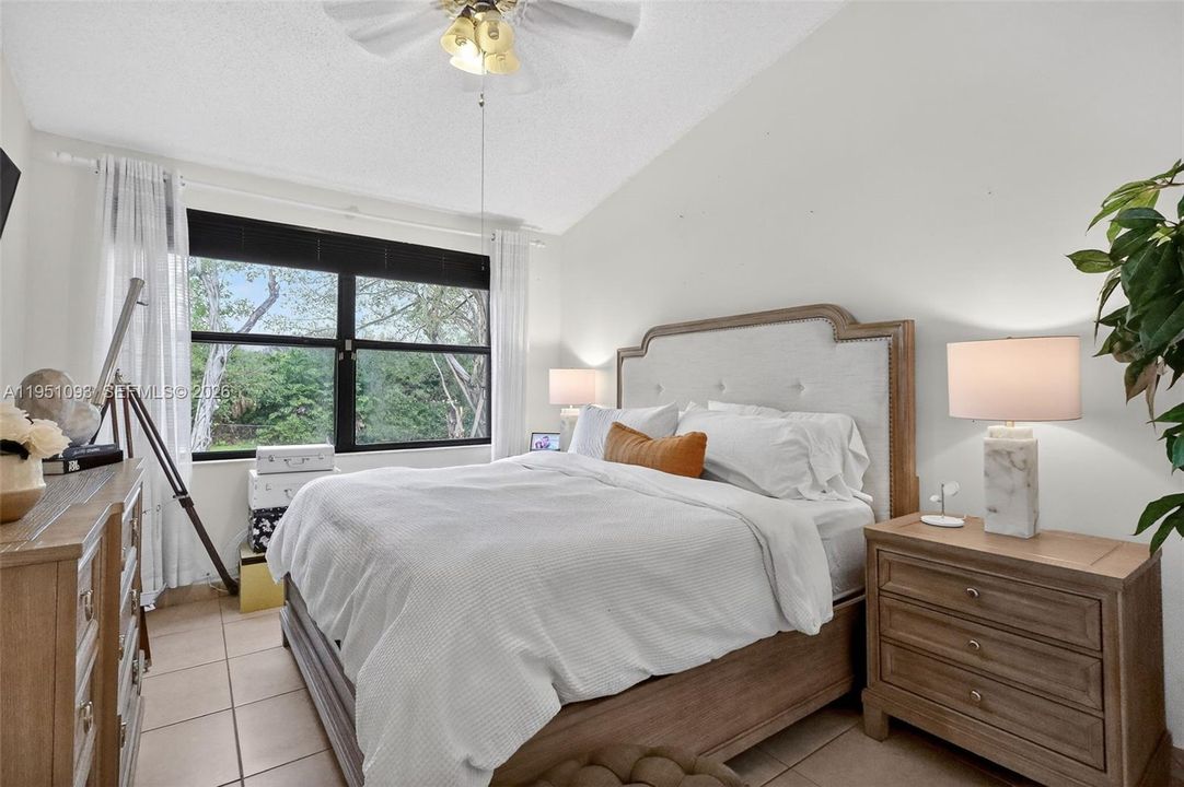 For Sale: $345,000 (2 beds, 2 baths, 1130 Square Feet)