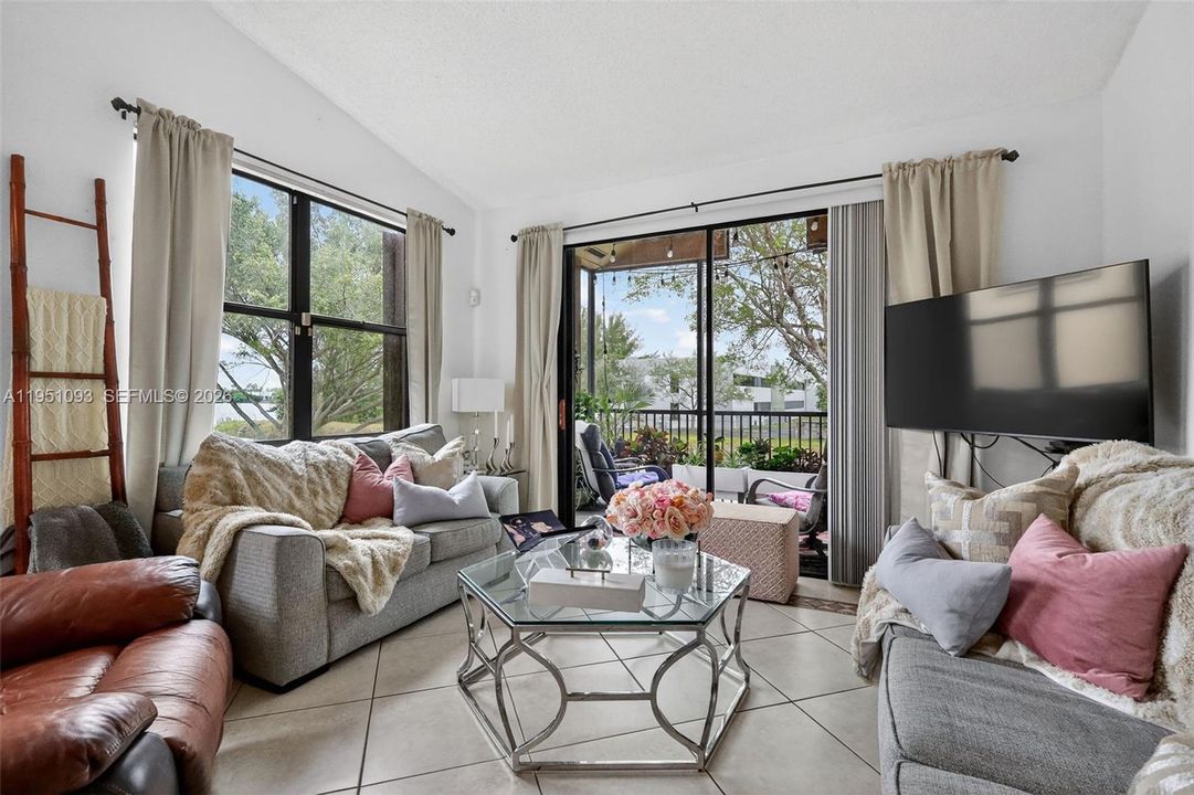 For Sale: $345,000 (2 beds, 2 baths, 1130 Square Feet)