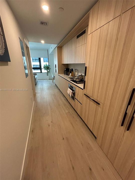 Под контрактом: $2,500 (0 спален, 1 ванн, 458 Квадратных фут)