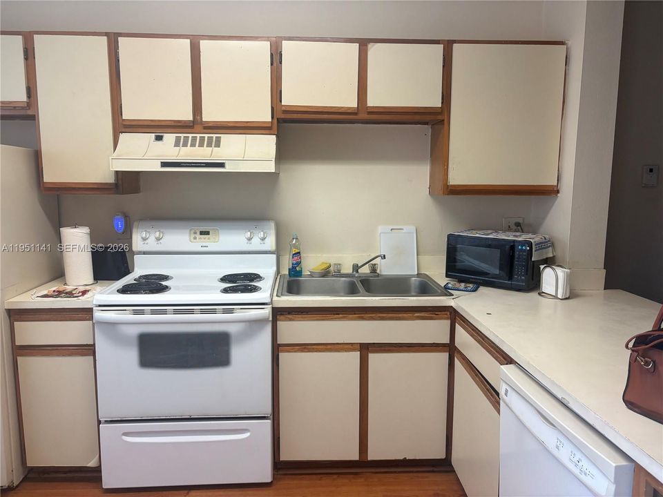 For Sale: $225,000 (2 beds, 2 baths, 1000 Square Feet)