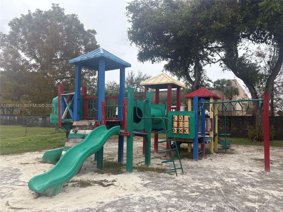 For Sale: $225,000 (2 beds, 2 baths, 1000 Square Feet)
