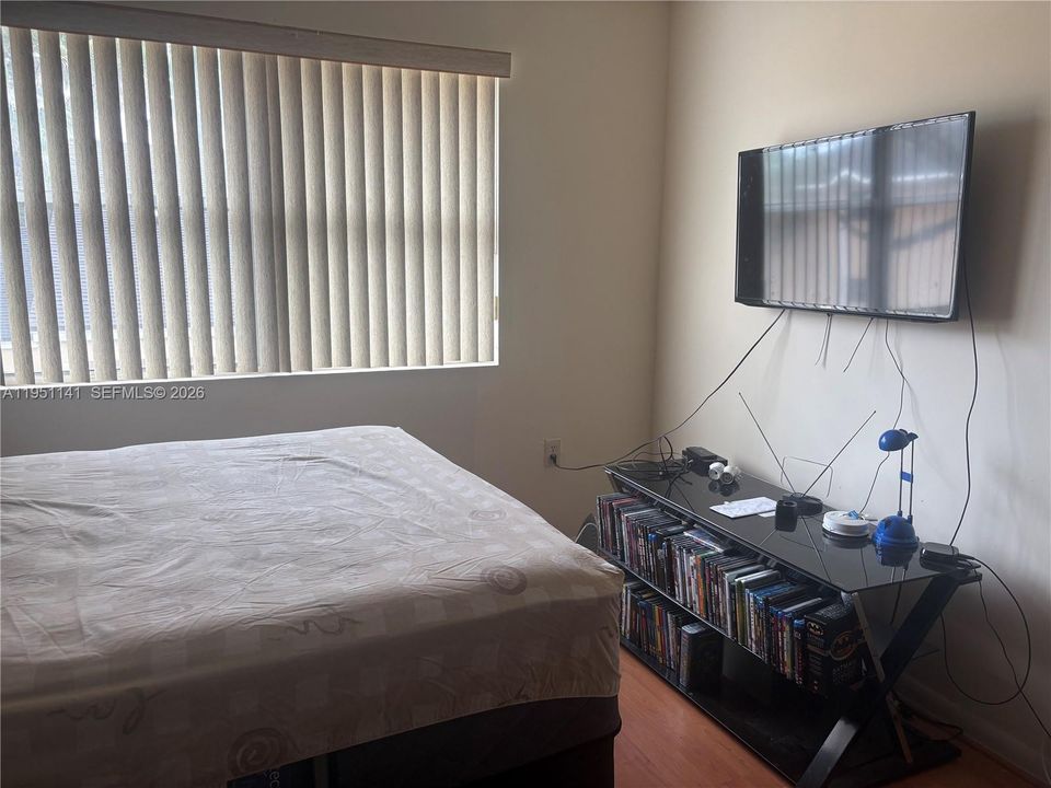 For Sale: $225,000 (2 beds, 2 baths, 1000 Square Feet)