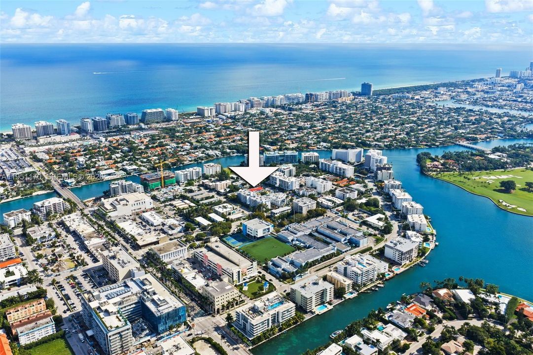 На продажу: $3,850,000 (0.26 acres)