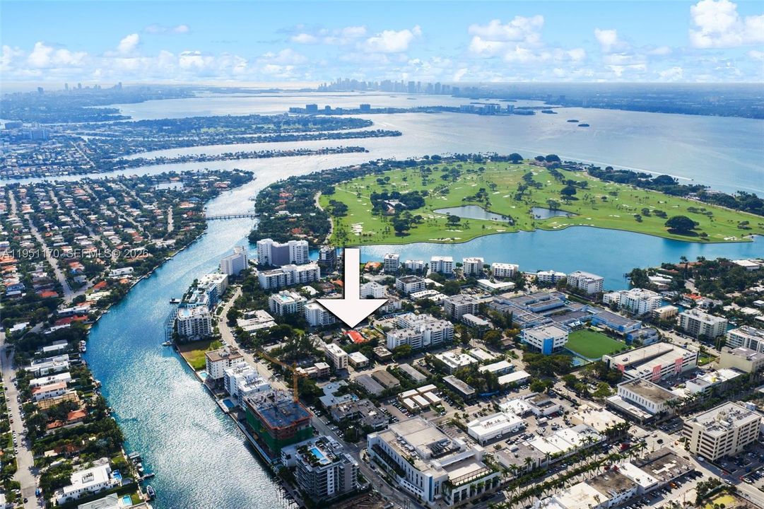 На продажу: $3,850,000 (0.26 acres)