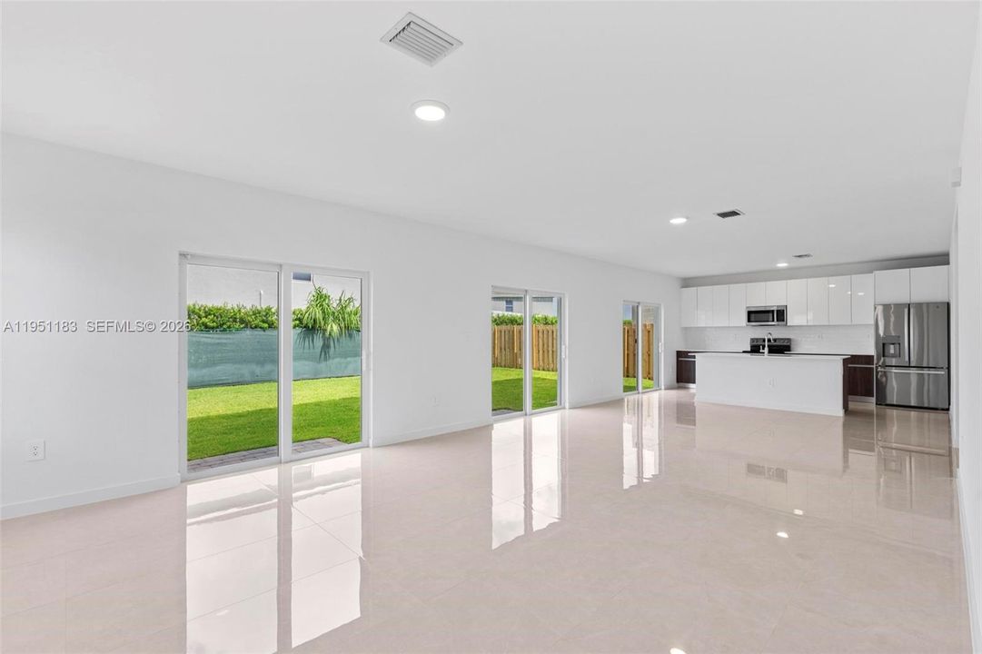 En Venta: $784,900 (4 camas, 3 baños, 2736 Pies cuadrados)
