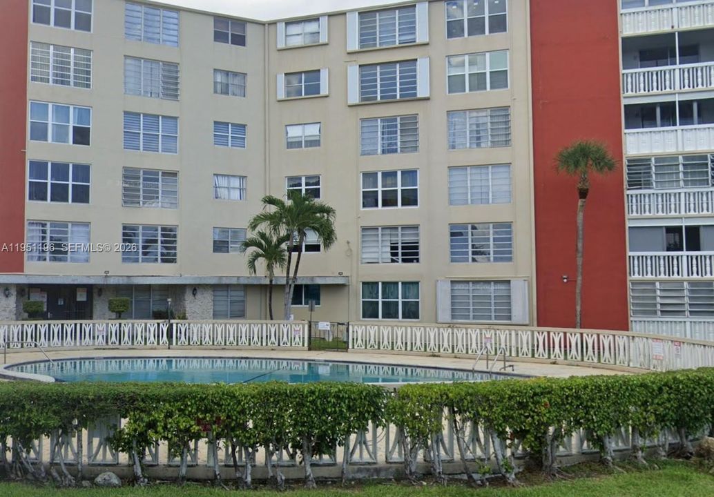 For Sale: $165,000 (1 beds, 1 baths, 623 Square Feet)