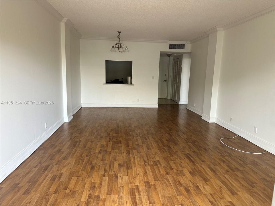 For Sale: $323,000 (1 beds, 1 baths, 817 Square Feet)