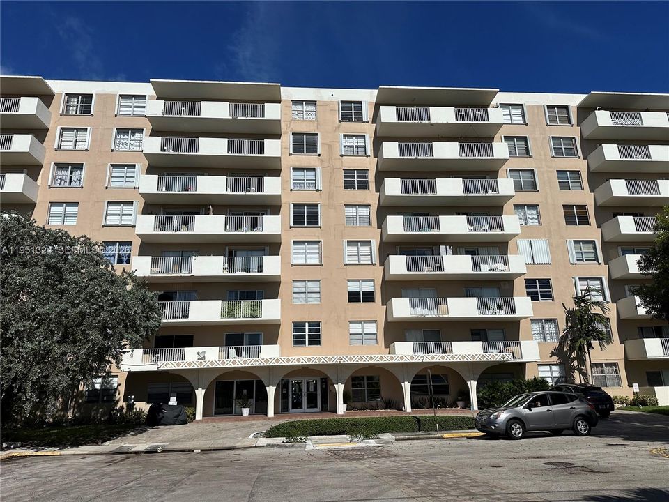 For Sale: $323,000 (1 beds, 1 baths, 817 Square Feet)