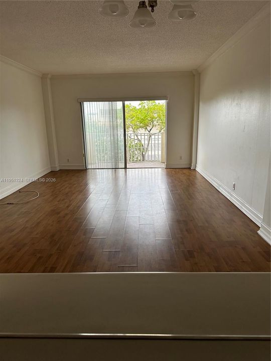 For Sale: $323,000 (1 beds, 1 baths, 817 Square Feet)