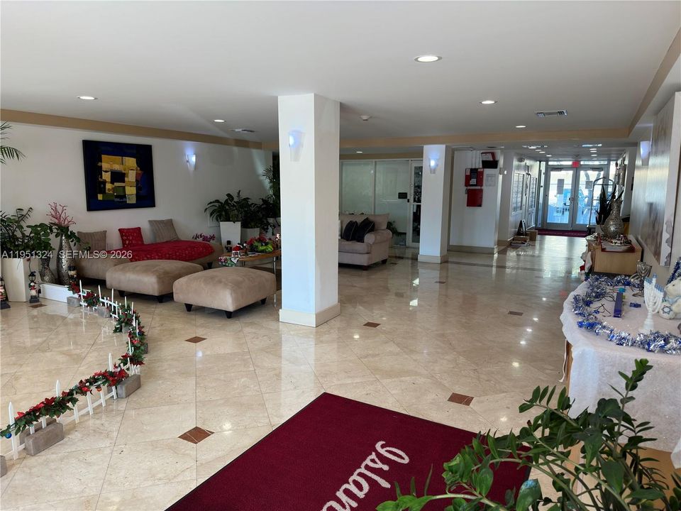 For Sale: $323,000 (1 beds, 1 baths, 817 Square Feet)