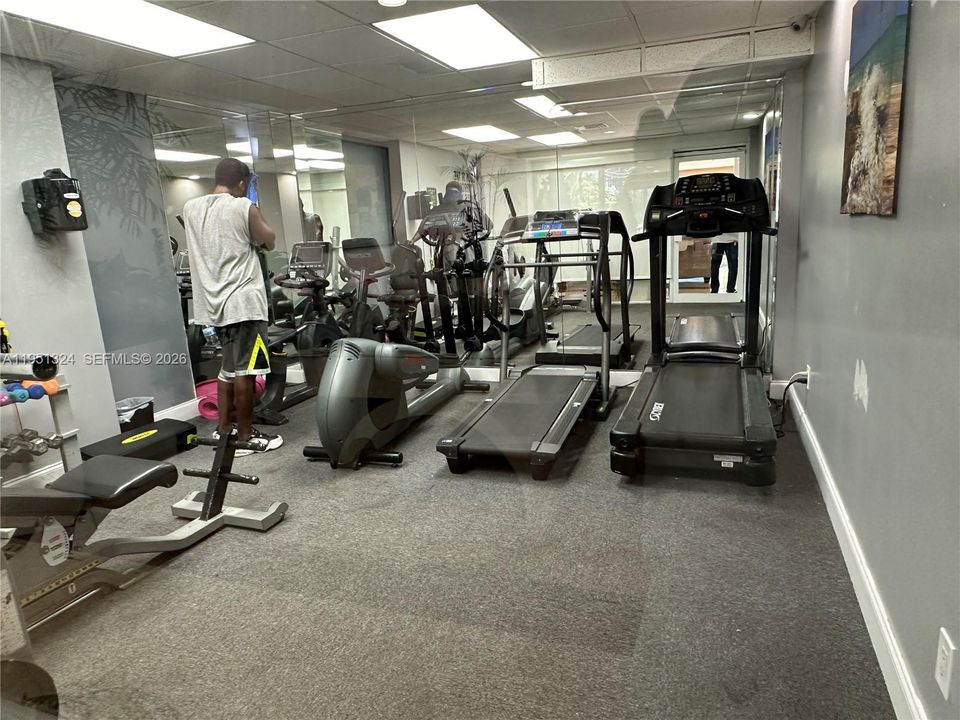 For Sale: $323,000 (1 beds, 1 baths, 817 Square Feet)