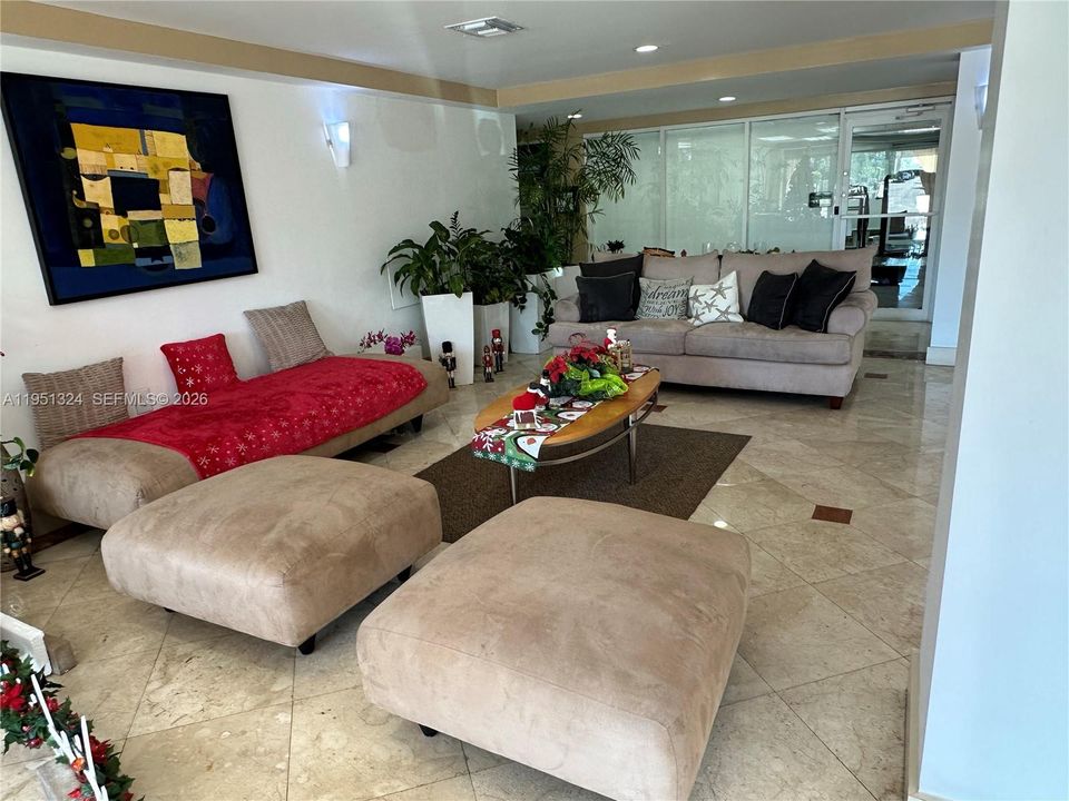 For Sale: $323,000 (1 beds, 1 baths, 817 Square Feet)