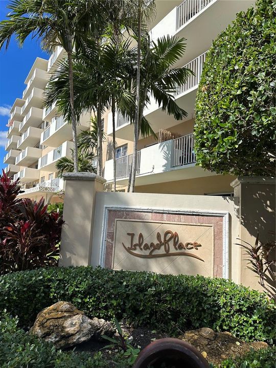 For Sale: $323,000 (1 beds, 1 baths, 817 Square Feet)