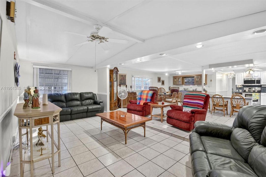 Activo con contrato: $299,000 (3 camas, 3 baños, 1219 Pies cuadrados)