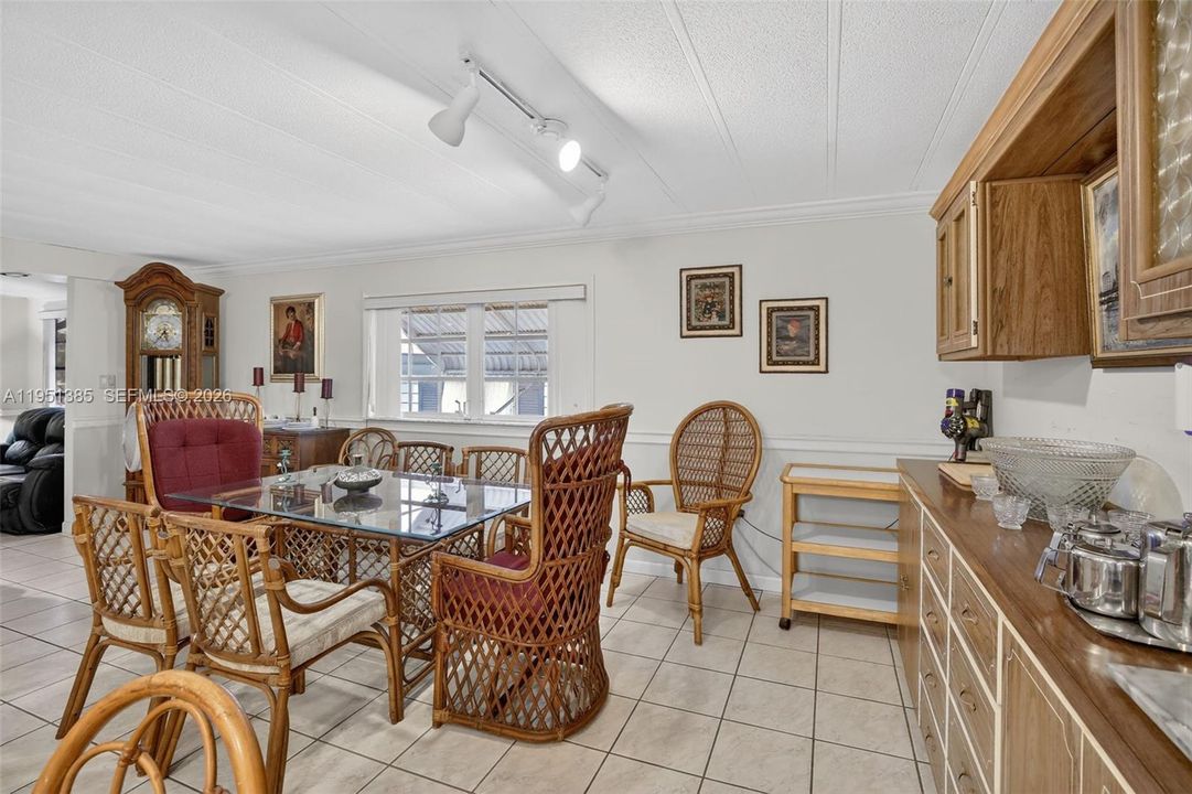 Activo con contrato: $299,000 (3 camas, 3 baños, 1219 Pies cuadrados)