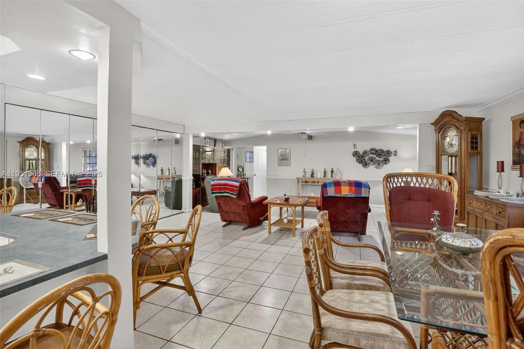 Activo con contrato: $299,000 (3 camas, 3 baños, 1219 Pies cuadrados)