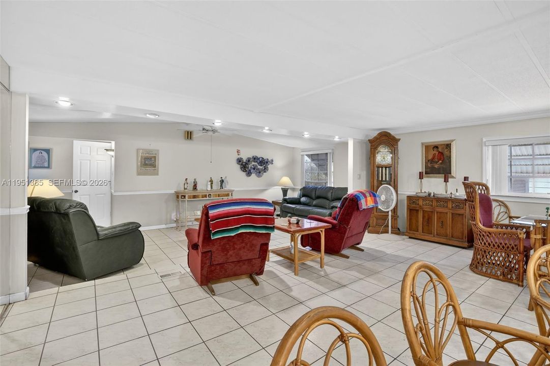 Activo con contrato: $299,000 (3 camas, 3 baños, 1219 Pies cuadrados)