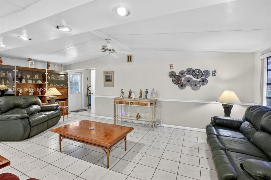 Activo con contrato: $299,000 (3 camas, 3 baños, 1219 Pies cuadrados)
