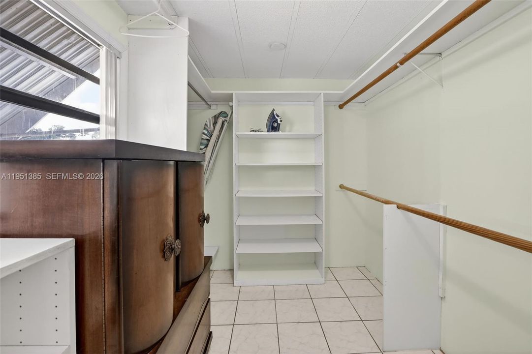 Activo con contrato: $299,000 (3 camas, 3 baños, 1219 Pies cuadrados)