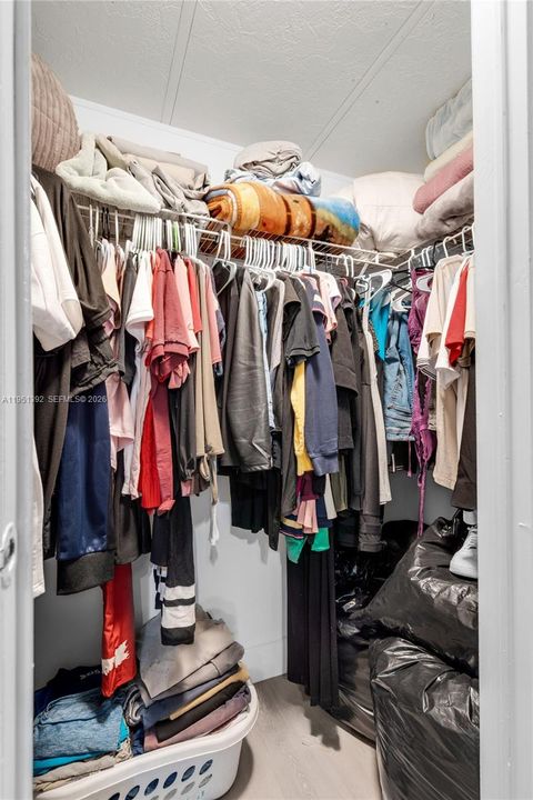 En Venta: $300,000 (4 camas, 2 baños, 1352 Pies cuadrados)