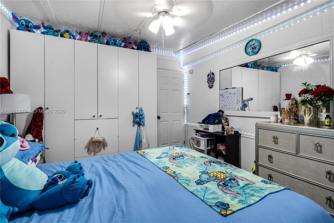 En Venta: $300,000 (4 camas, 2 baños, 1352 Pies cuadrados)
