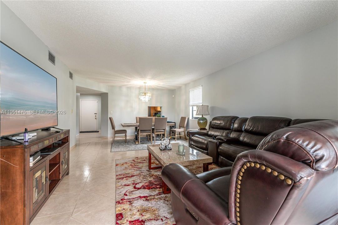 For Sale: $189,900 (2 beds, 2 baths, 1270 Square Feet)