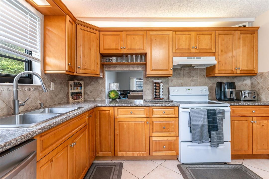For Sale: $189,900 (2 beds, 2 baths, 1270 Square Feet)