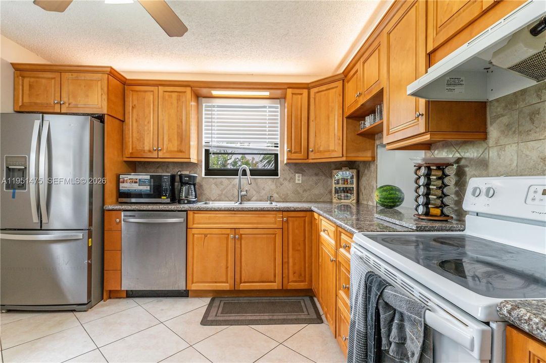 For Sale: $189,900 (2 beds, 2 baths, 1270 Square Feet)