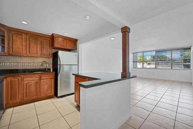 For Sale: $179,000 (1 beds, 1 baths, 815 Square Feet)