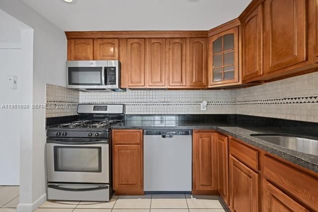 For Sale: $179,000 (1 beds, 1 baths, 815 Square Feet)