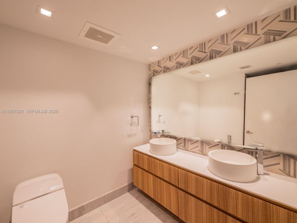 For Sale: $525,000 (1 beds, 1 baths, 597 Square Feet)