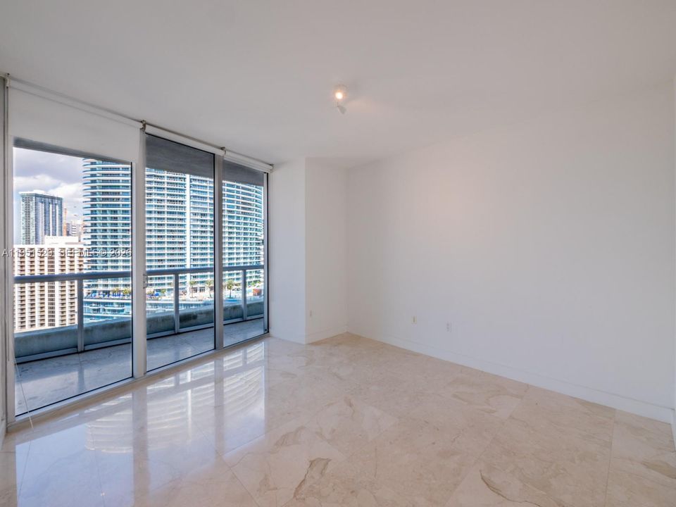 For Sale: $525,000 (1 beds, 1 baths, 597 Square Feet)