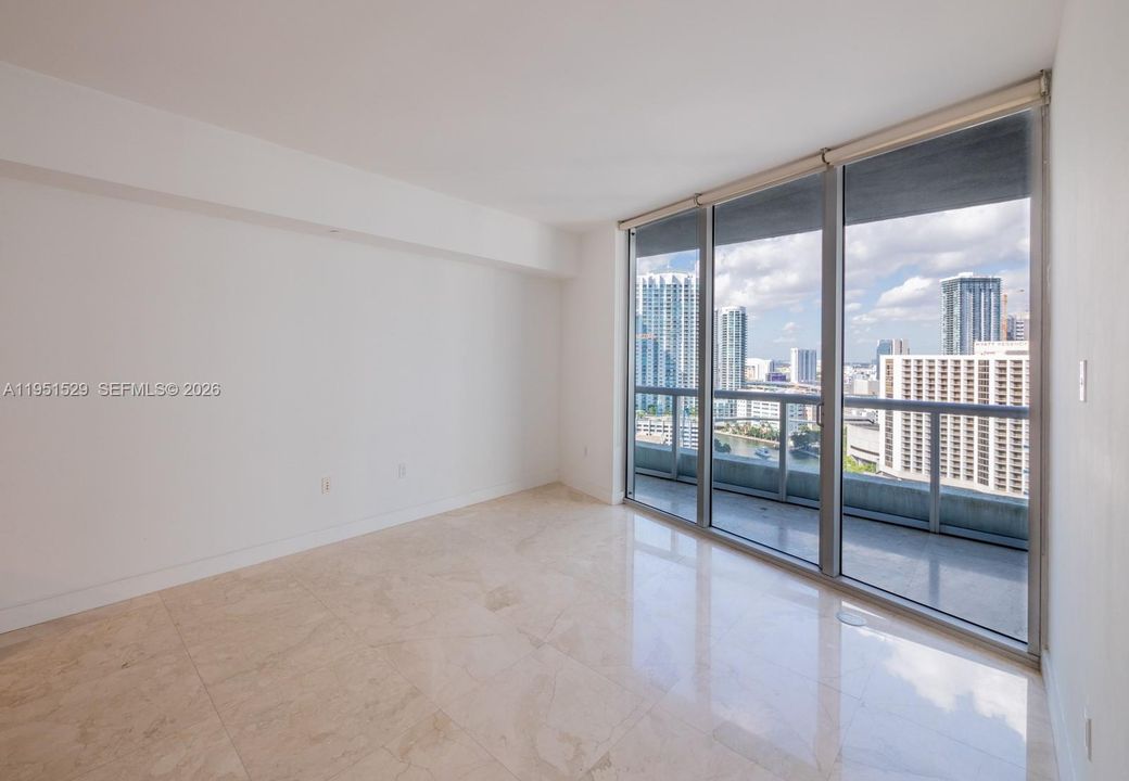 For Sale: $525,000 (1 beds, 1 baths, 597 Square Feet)