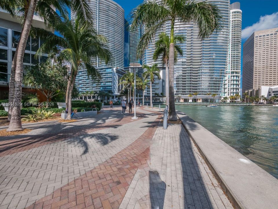 For Sale: $525,000 (1 beds, 1 baths, 597 Square Feet)