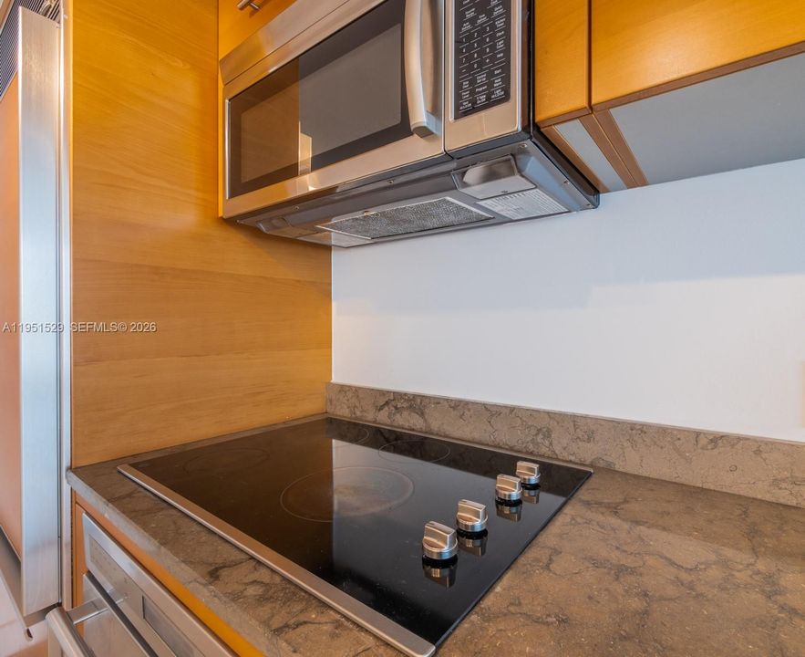 For Sale: $525,000 (1 beds, 1 baths, 597 Square Feet)