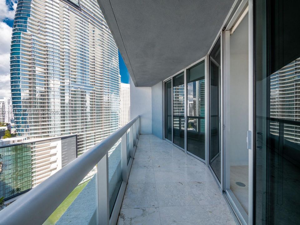 For Sale: $525,000 (1 beds, 1 baths, 597 Square Feet)