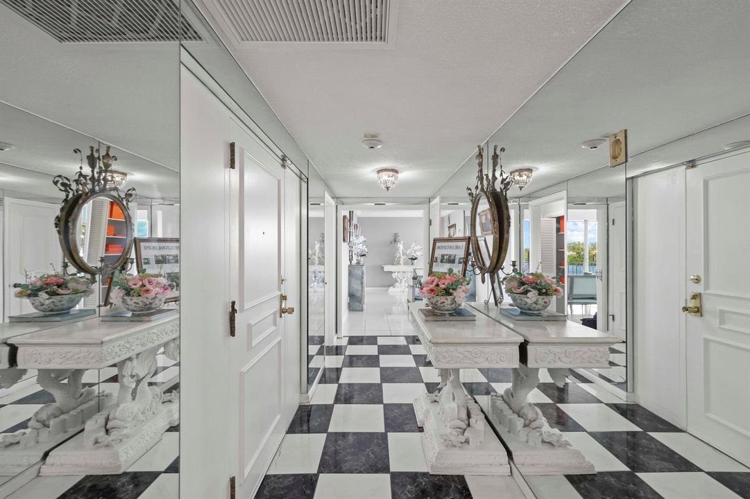 13 - Foyer
