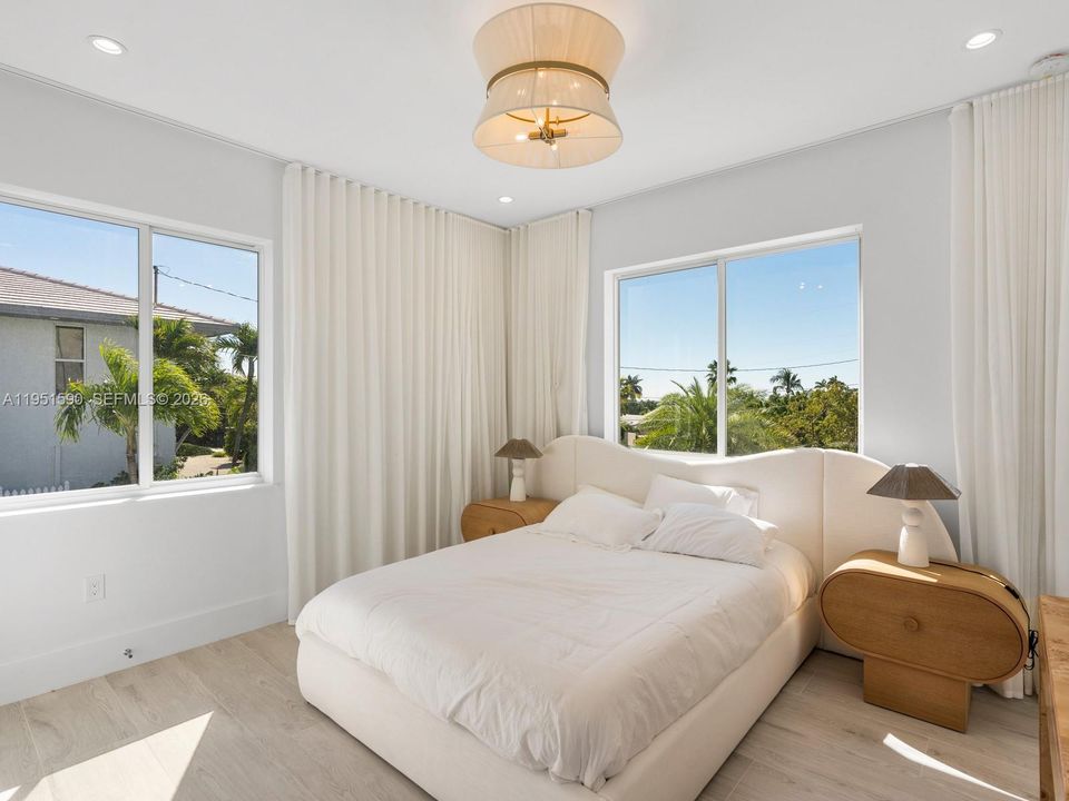 Recently Sold: $5,900,000 (5 beds, 4 baths, 3580 Square Feet)