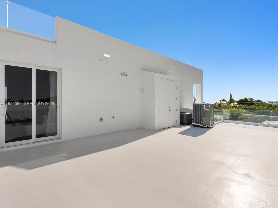 Recently Sold: $5,900,000 (5 beds, 4 baths, 3580 Square Feet)