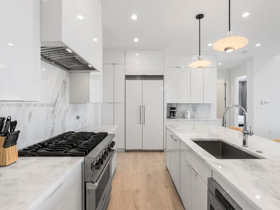 Recently Sold: $5,900,000 (5 beds, 4 baths, 3580 Square Feet)