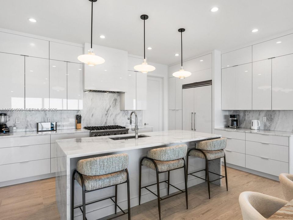 Recently Sold: $5,900,000 (5 beds, 4 baths, 3580 Square Feet)