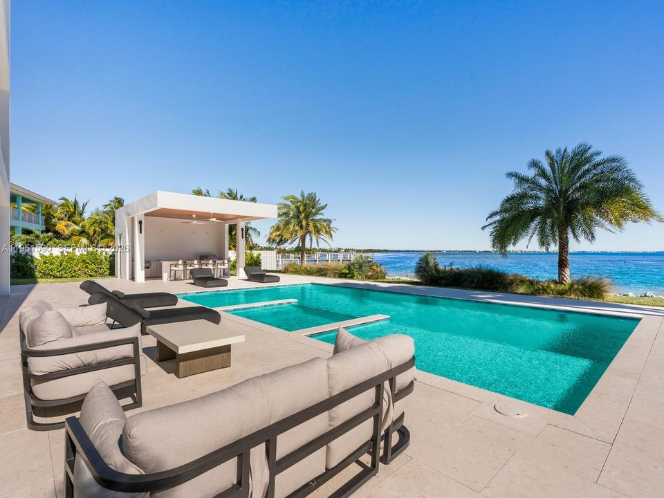 Recently Sold: $5,900,000 (5 beds, 4 baths, 3580 Square Feet)