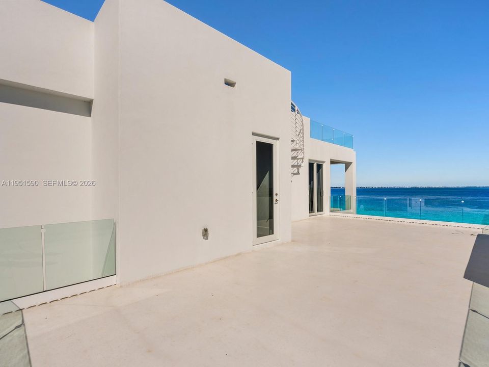 Recently Sold: $5,900,000 (5 beds, 4 baths, 3580 Square Feet)