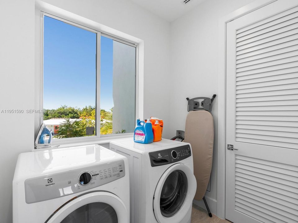 Recently Sold: $5,900,000 (5 beds, 4 baths, 3580 Square Feet)