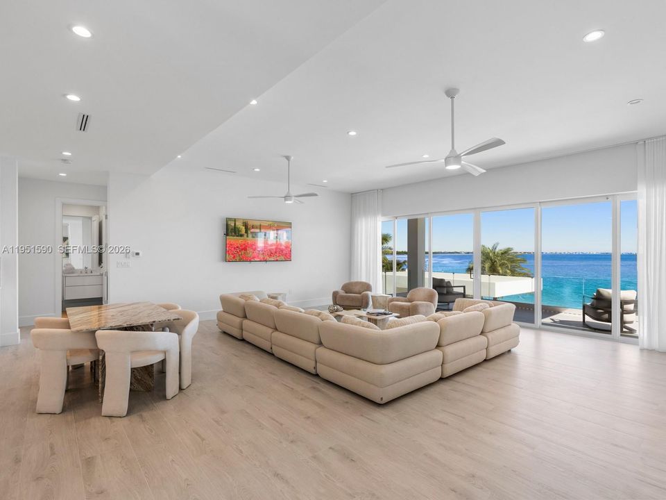 Recently Sold: $5,900,000 (5 beds, 4 baths, 3580 Square Feet)